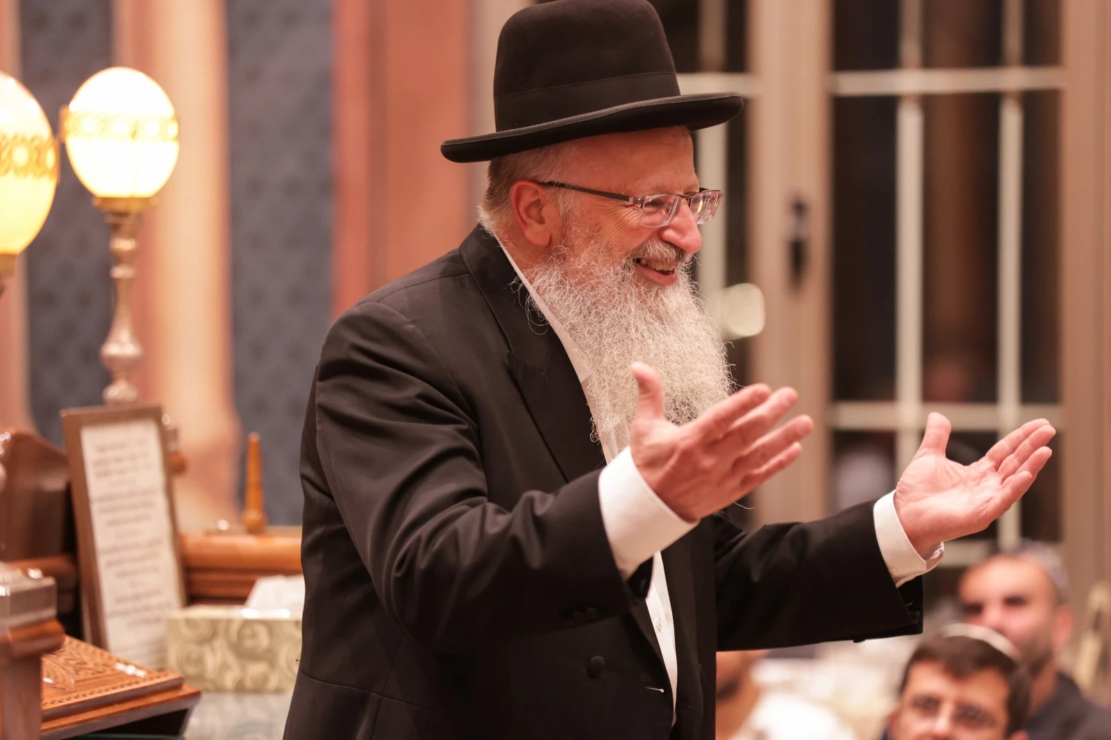 מאלימות ועד ניסיון רצח: הרב שמואל אליהו מזהיר מסתימת פיות