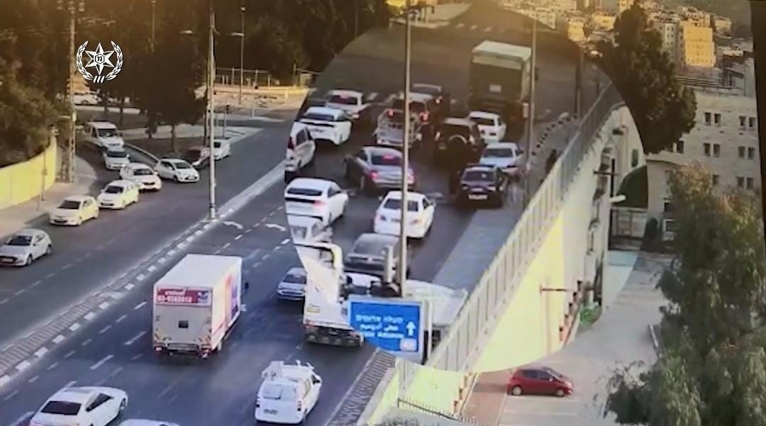 נמלט מהשוטרים ברמזור אדום, נהג על מדרכות ונמצא בפסילת רישיון | צפו