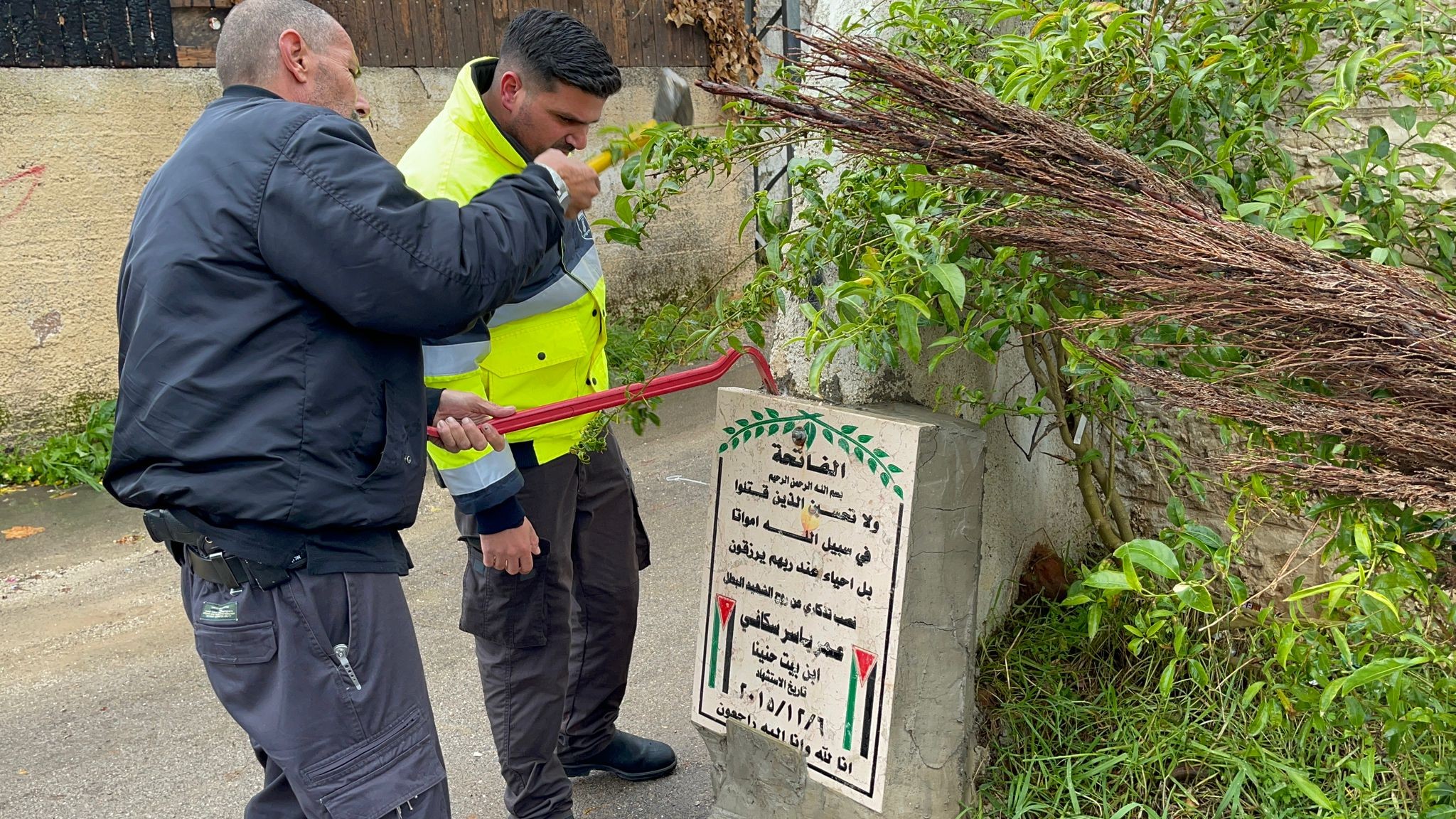 עובדי העירייה הורסים את האנדרטה של המחבל | צילום: דוברות המשטרה