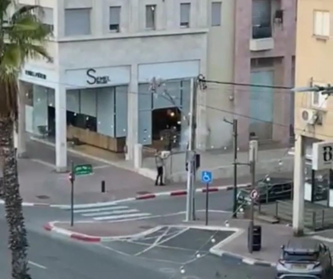 ירי זיקוקים הבוקר ברמת השרון. צילום לפי סעיף 27א לחוק זכויות יוצרים