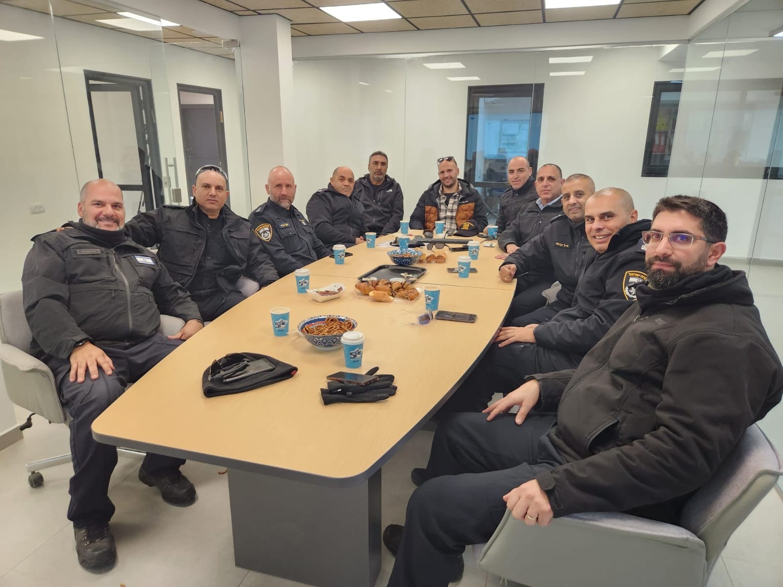 מנכ"ל אתר החרמון רפאל נווה וצוות המשטרה. צילום: אתר החרמון