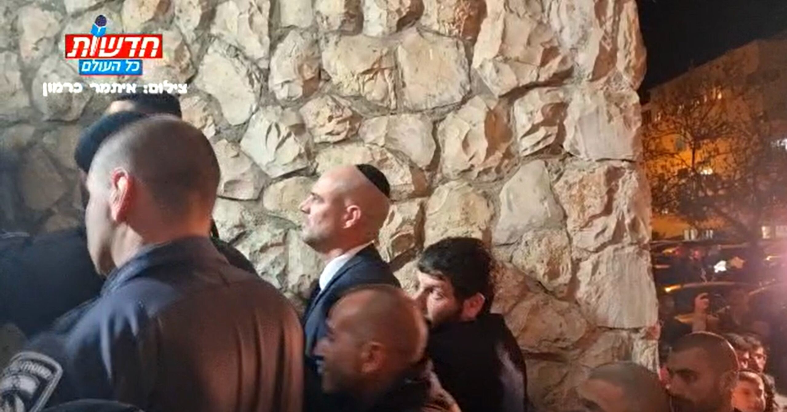 יו"ר הכנסת, אמיר אוחנה, מחוץ לביתו של דרעי | צילום: איתמר כרמון, חדשות כל העולם