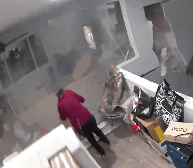 אחרי שבוע בבית החדש: סלע התפרץ וכמעט מחץ את האישה למוות | צפו