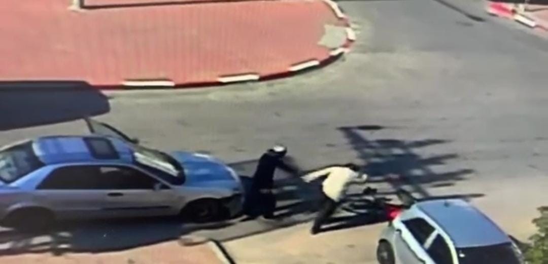 מכת מדינה: כתב אישום נגד צעיר שניסה לדרוס קשיש ותקף אותו | תיעוד