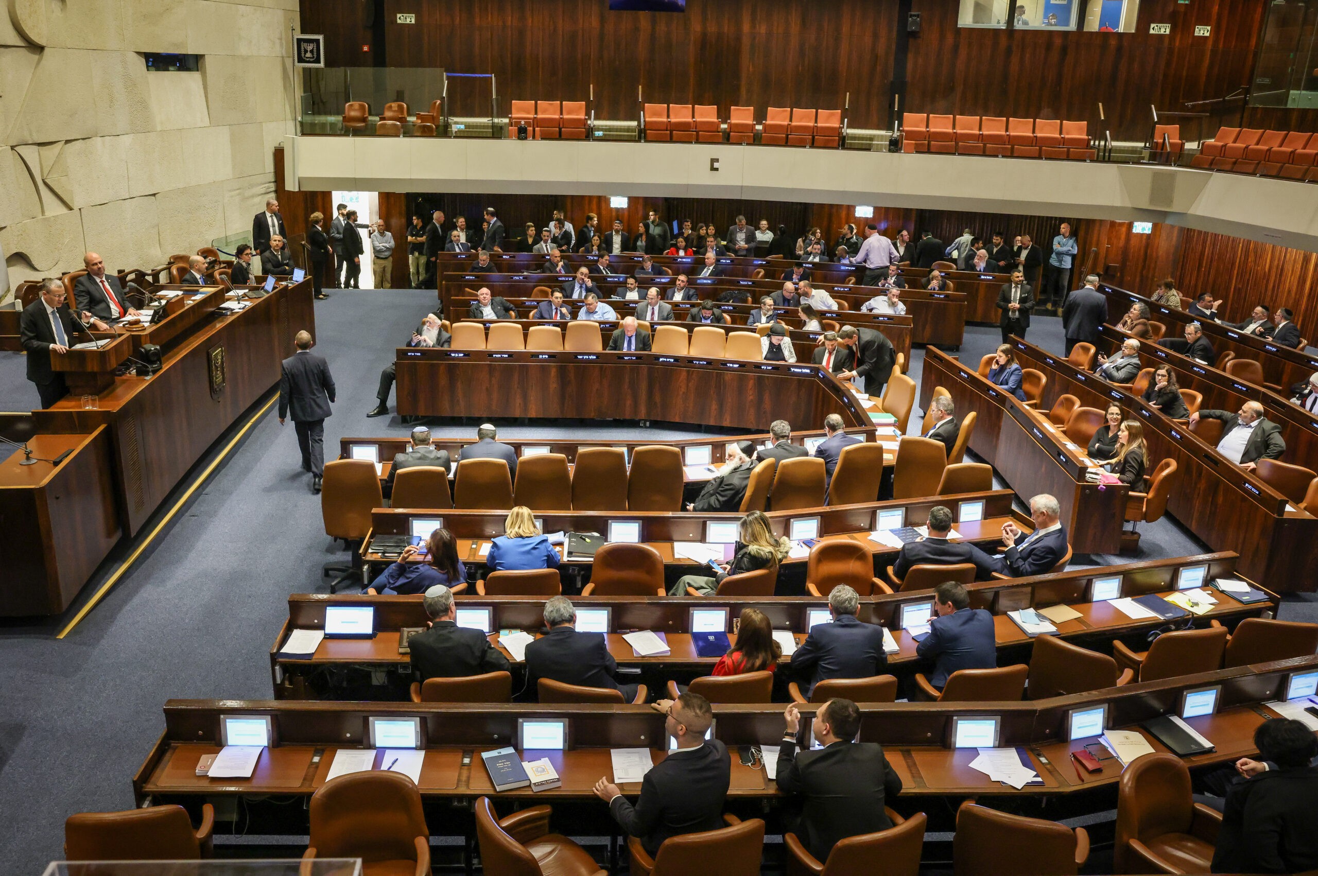 חרף התנגדות היועמ"שית: "חוק המתנות" עבר בקריאה טרומית במליאה