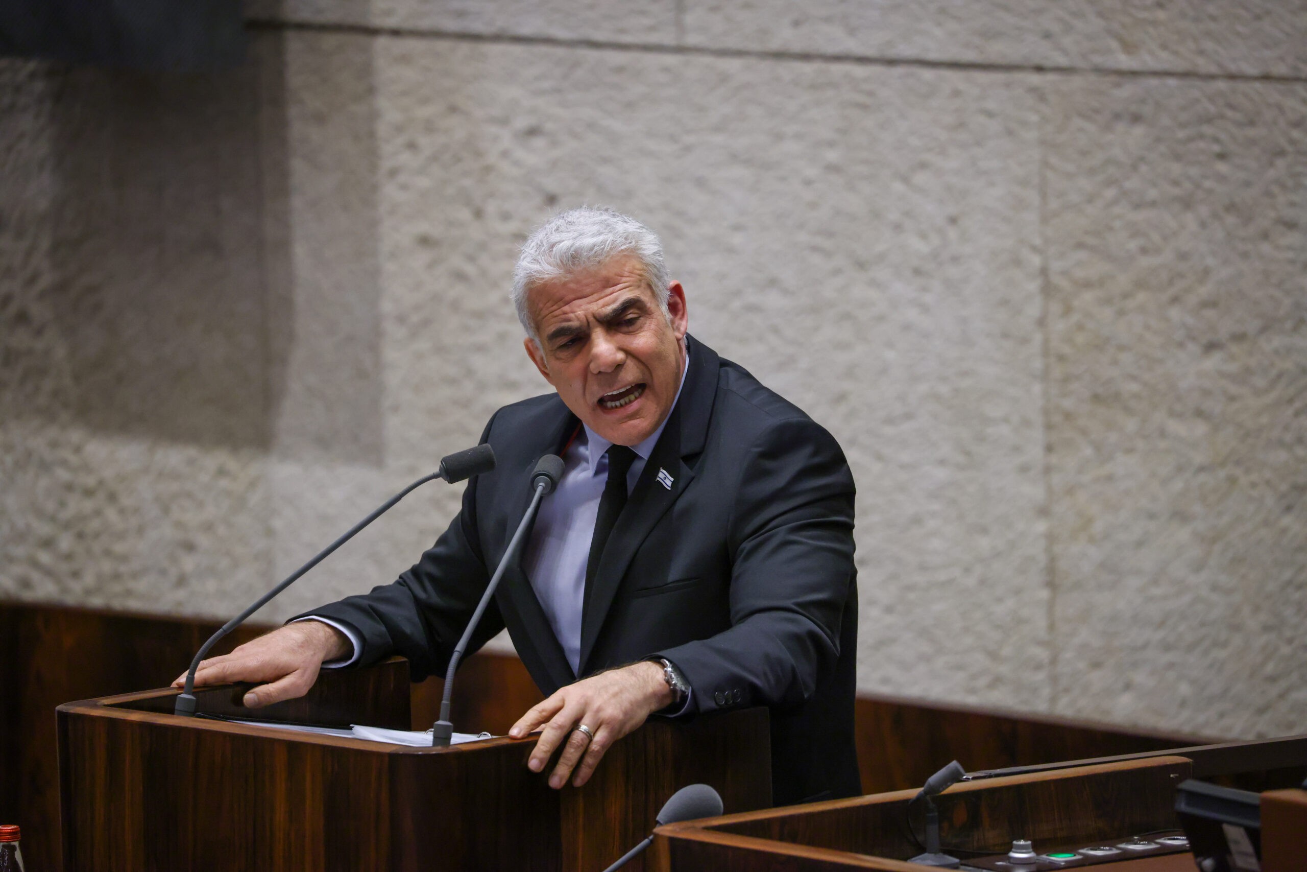 בצל הפיגוע הקשה בגלילות: לפיד במופע הסתה חסר תקדים