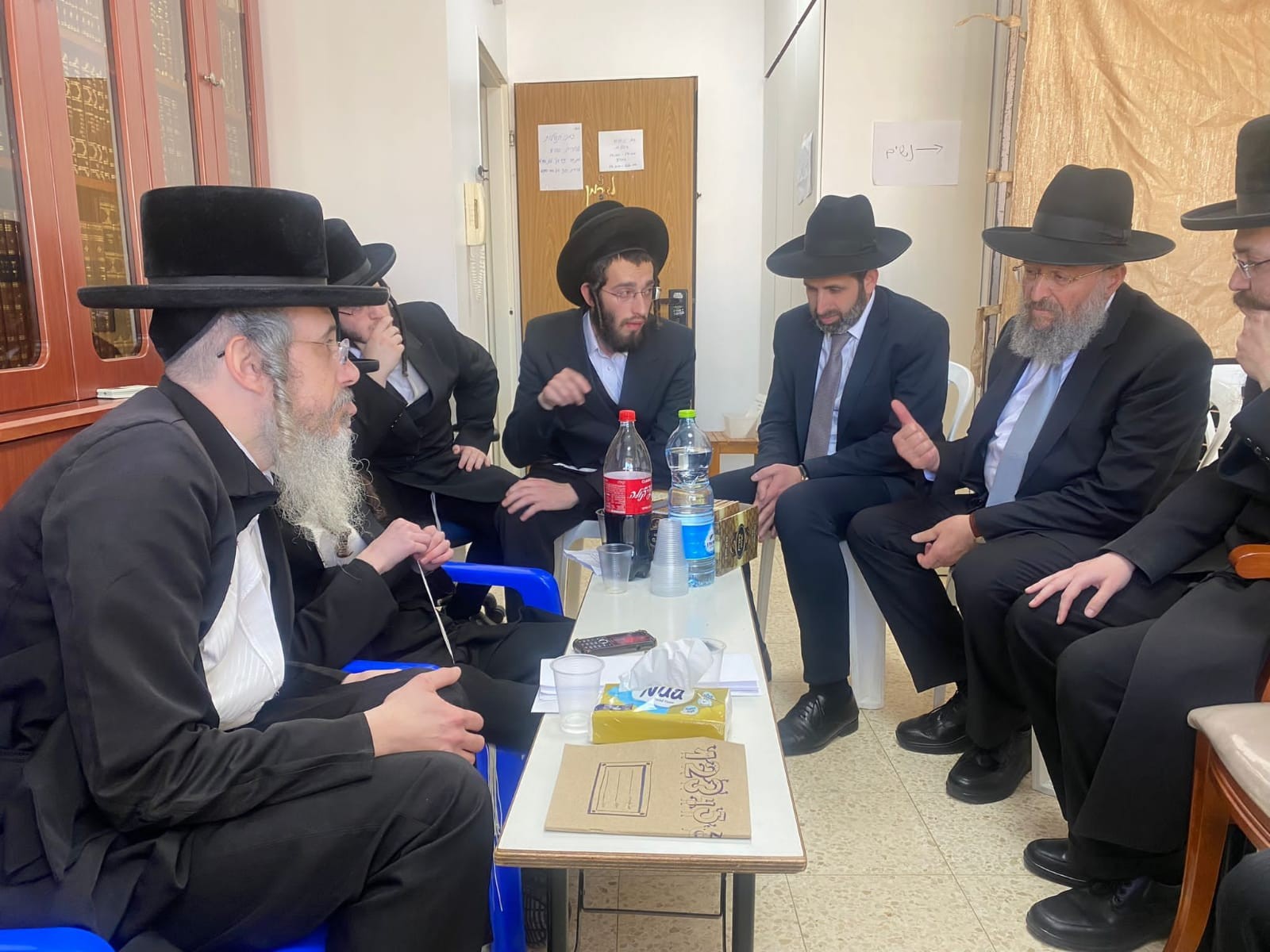 השר בן צור בבית משפחת פלאי. ללא