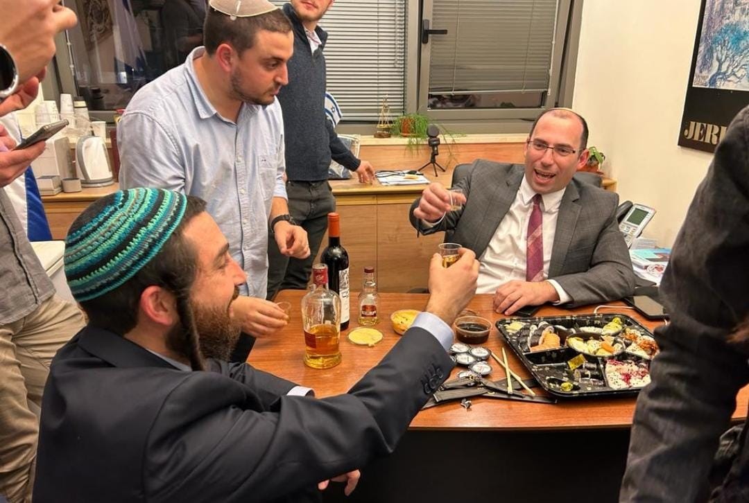 "מרוב עבודה אתה נהיה שחור": כך הגיבו בציונות הדתית להאשמות של מירב בן ארי