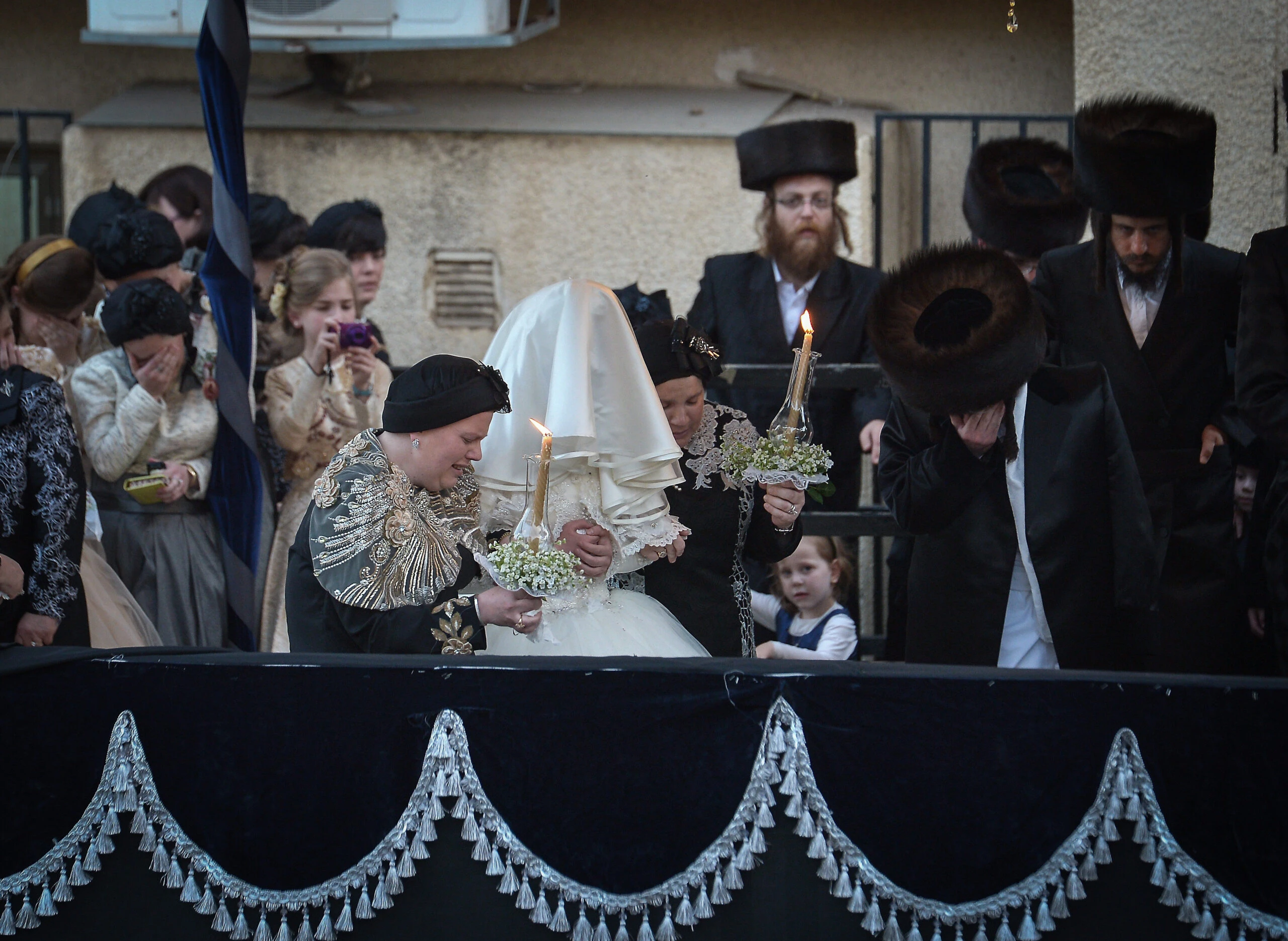 מרחיבים את הפיקוח: "העדה החרדית" תעניק חותמת כשרות לזמרים חסידיים