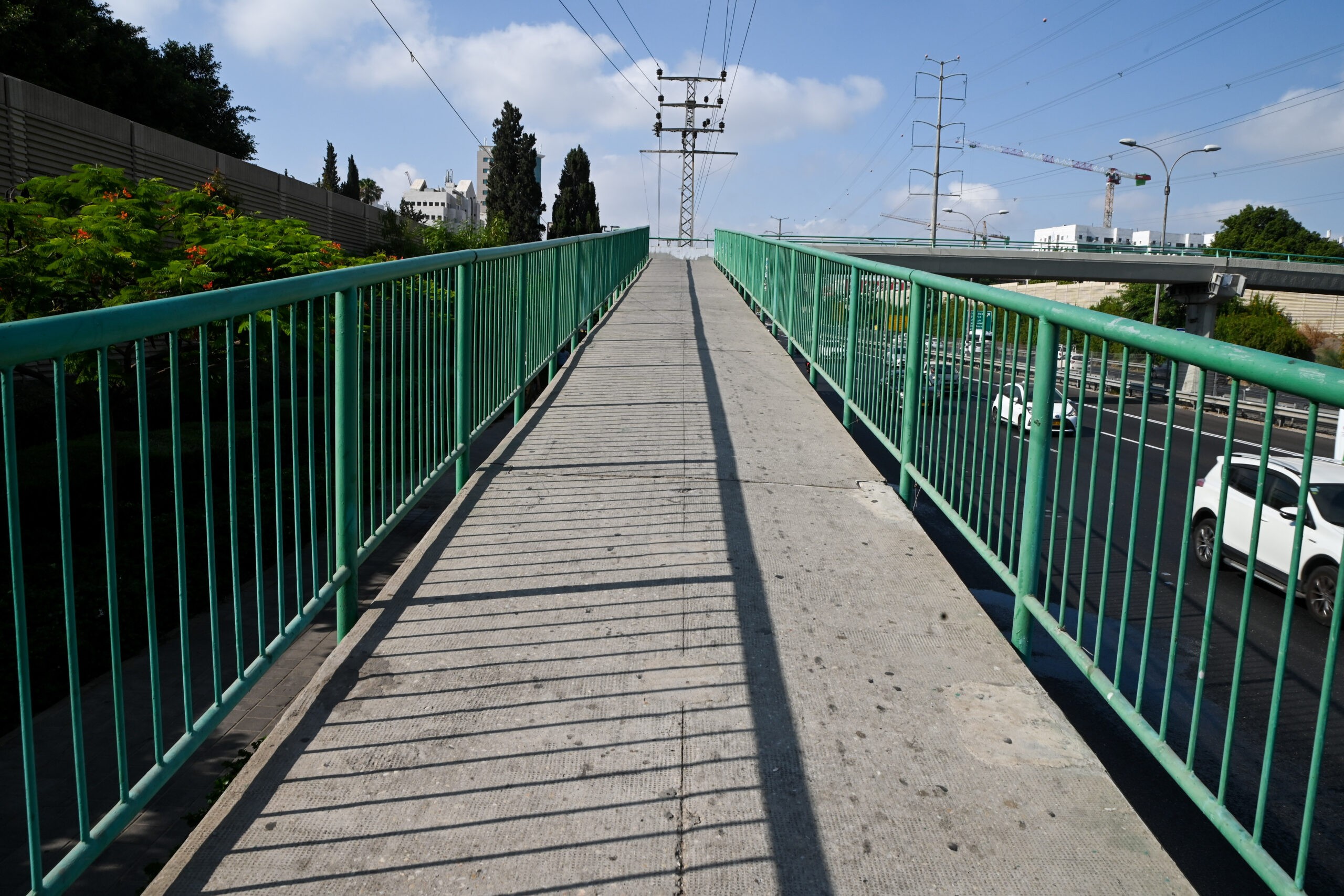 ליקויים בטיחותיים: הציבור נקרא שלא לעלות על גשר ז'בוטינסקי עד להודעה חדשה