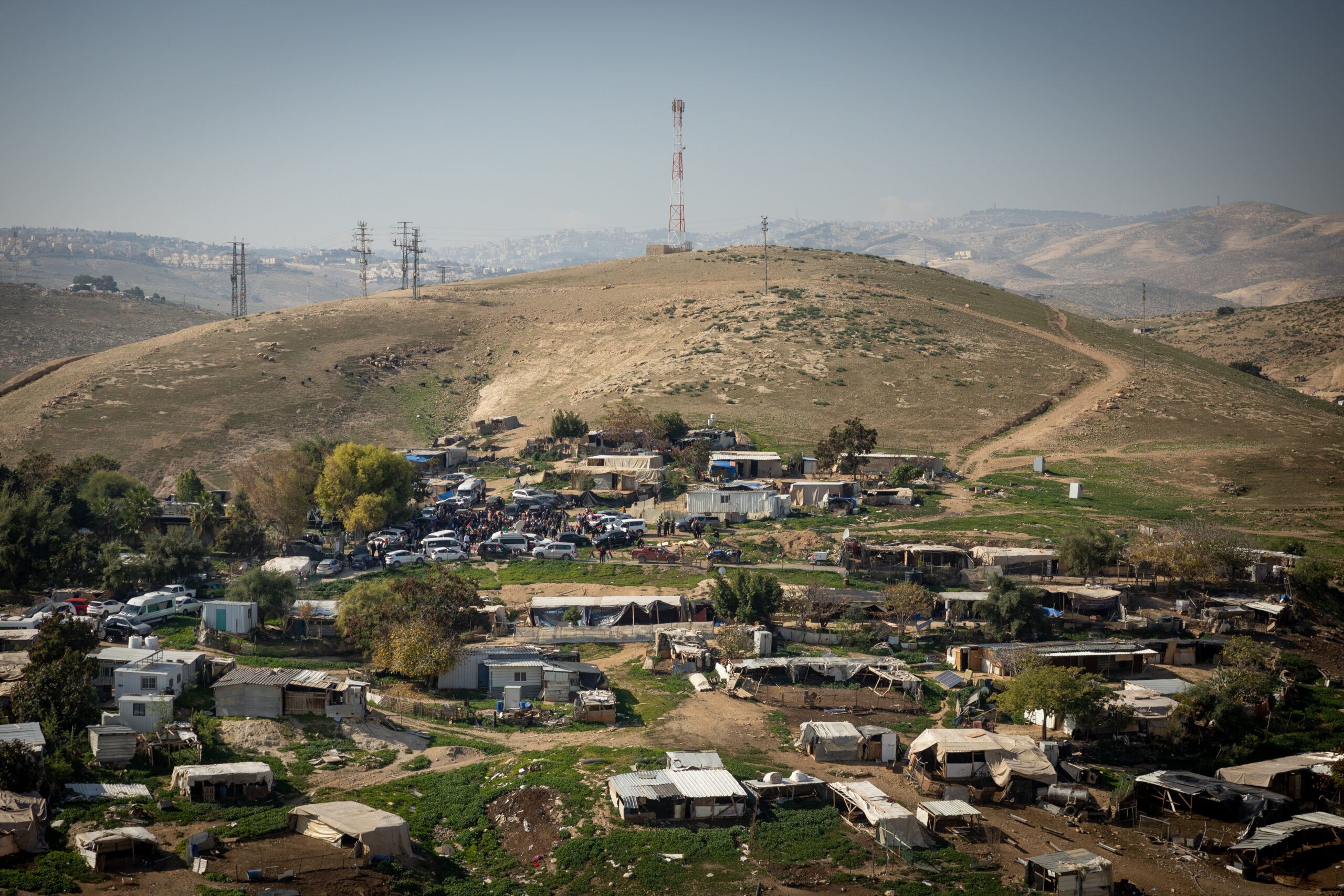 בג"צ קבע מועד לדיון על פינוי חאן אל-אחמר ותקף: "נוח למדינה עם המצב הקיים"