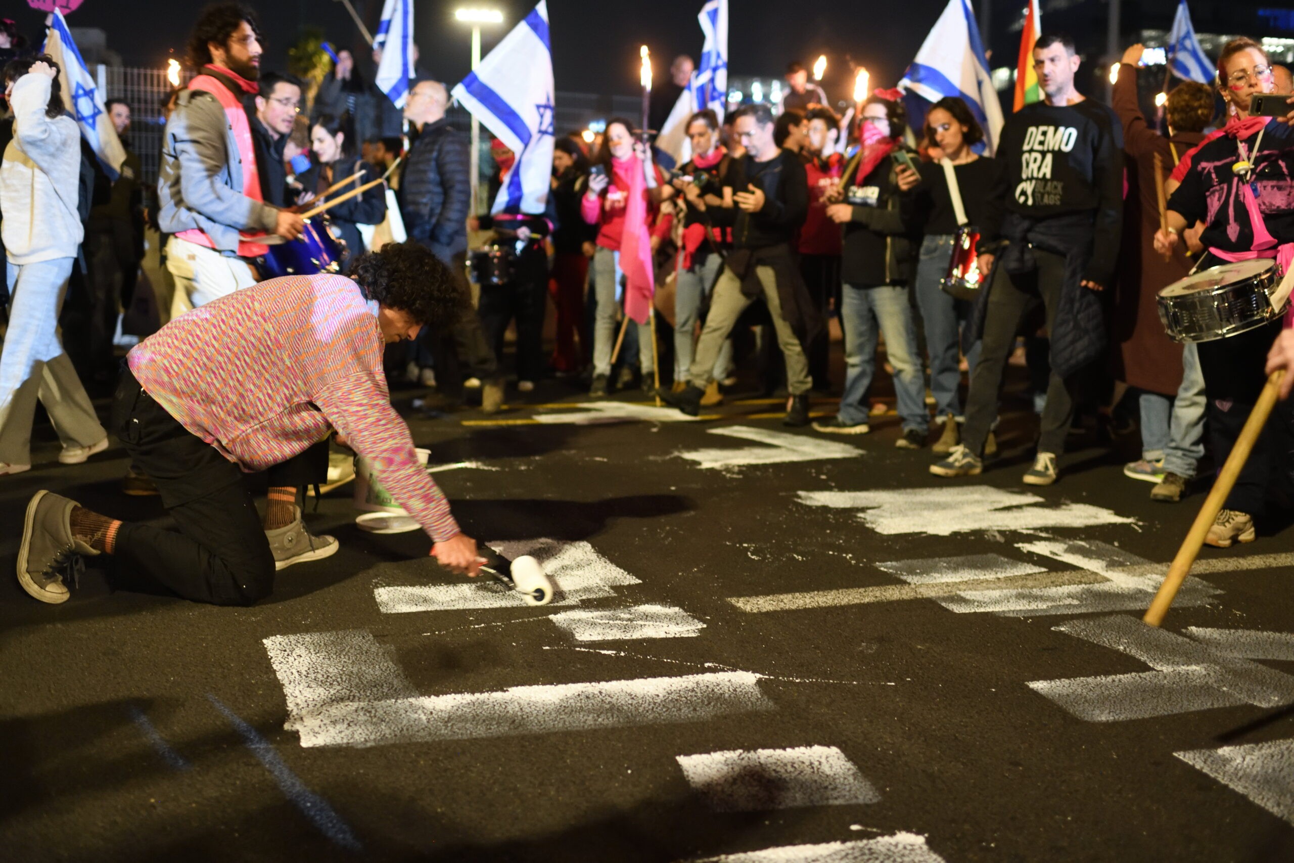 טירוף מוחלט במחאת השמאל: שוטרים נפגעו ממכות וננשכו ע"י מפגינים