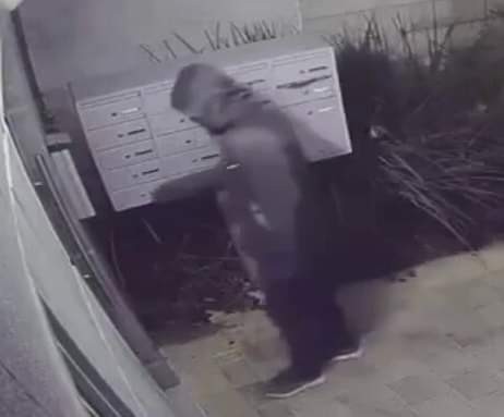 החשוד באונס מגיע לבניין האישה בגדרה | צילום מתוך מצלמות האבטחה