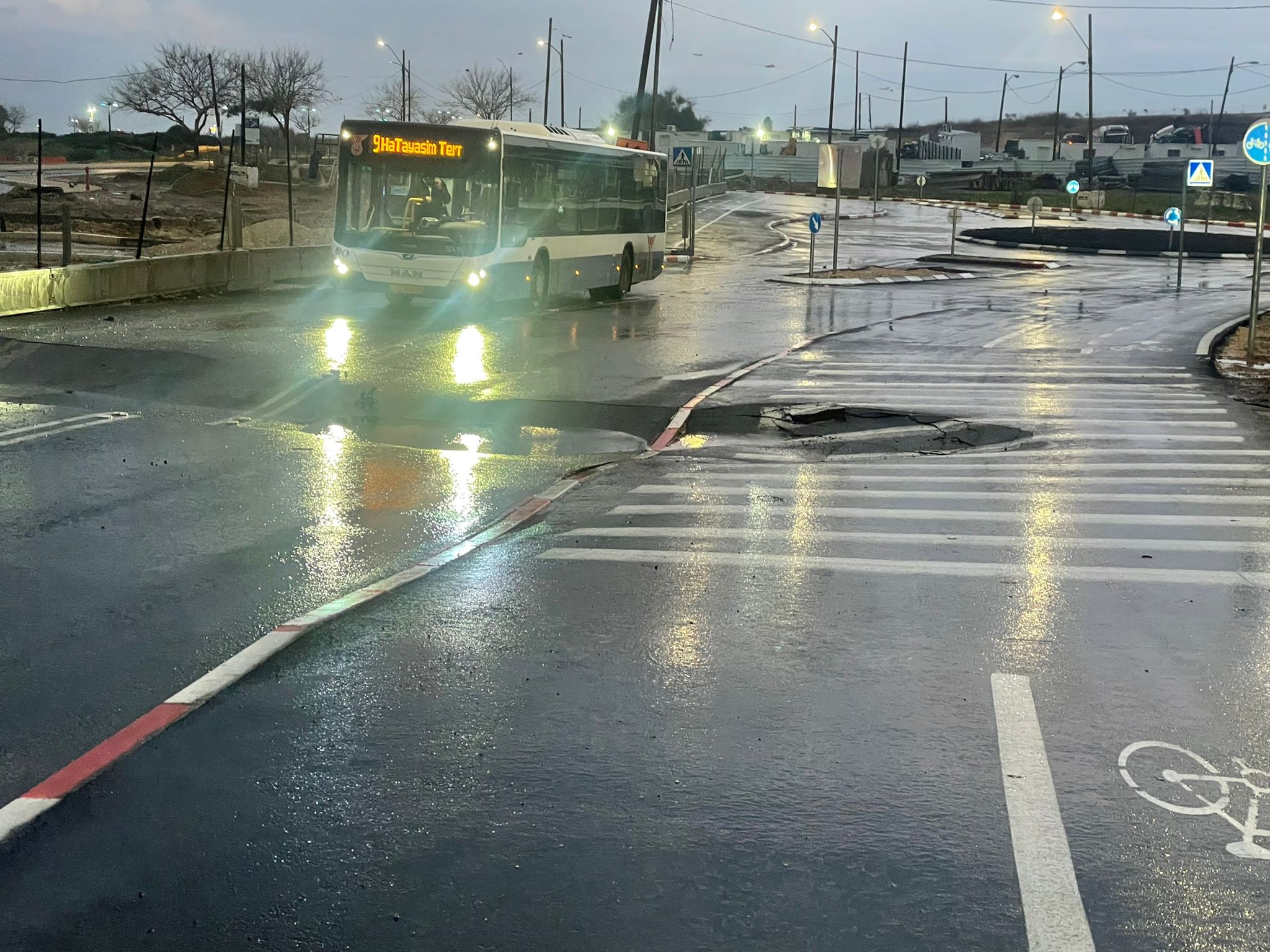 רחוב פרופס בתל אביב נחסם לתנועת כלי רכב עקב בור שנפער בכביש; סעו בדרכים חלופיות