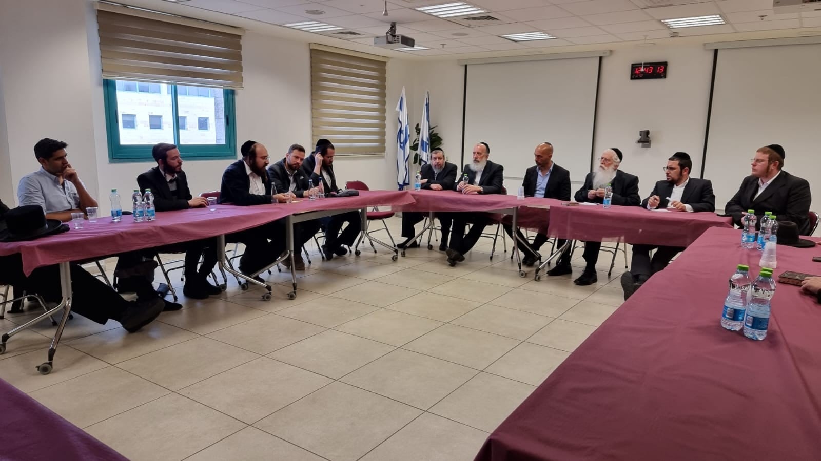 לאחר שמונה לאחראי ההילולה: השר פרוש נפגש עם נציגי משפחות הנספים במירון