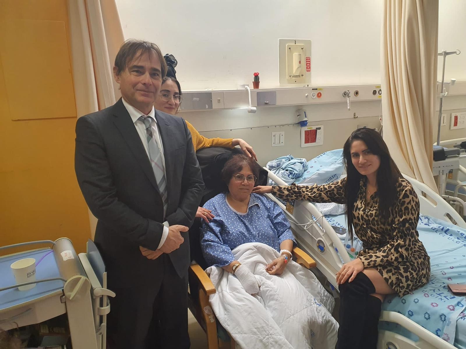 יו"ר ארגון הבריאות העולמי בישראל ביקר את משפחות הפצועים מהפיגוע