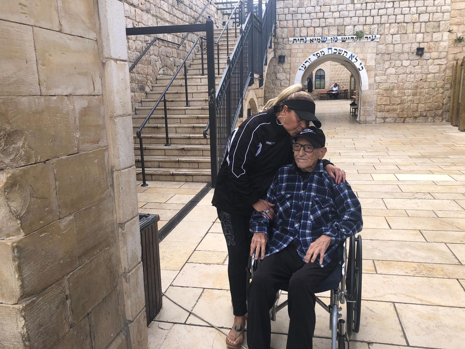 אין גיל להגשמת חלומות: שמעון בן ה-95 זכה להתפלל בקבר הרשב"י