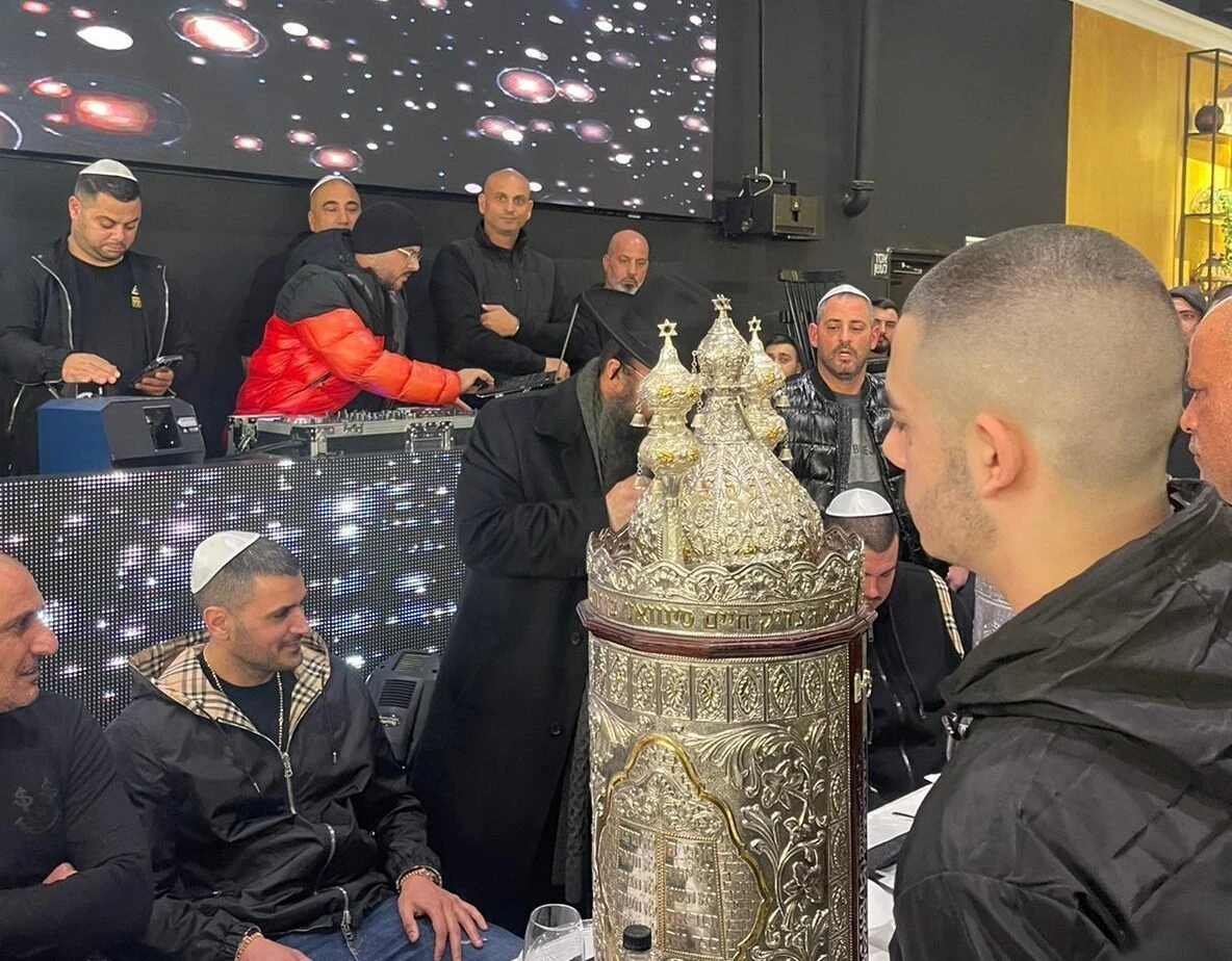 אייל נגר ועמוס לביא מכניסים ספר תורה. צילום לפי סעיף 27א לחוק זכויות יוצרים