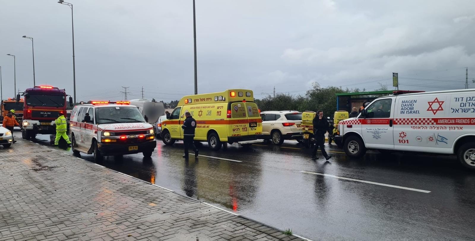 נהג מיניבוס בן 60 נהרג בתאונת דרכים ליד אשקלון; שניים נפצעו קשה