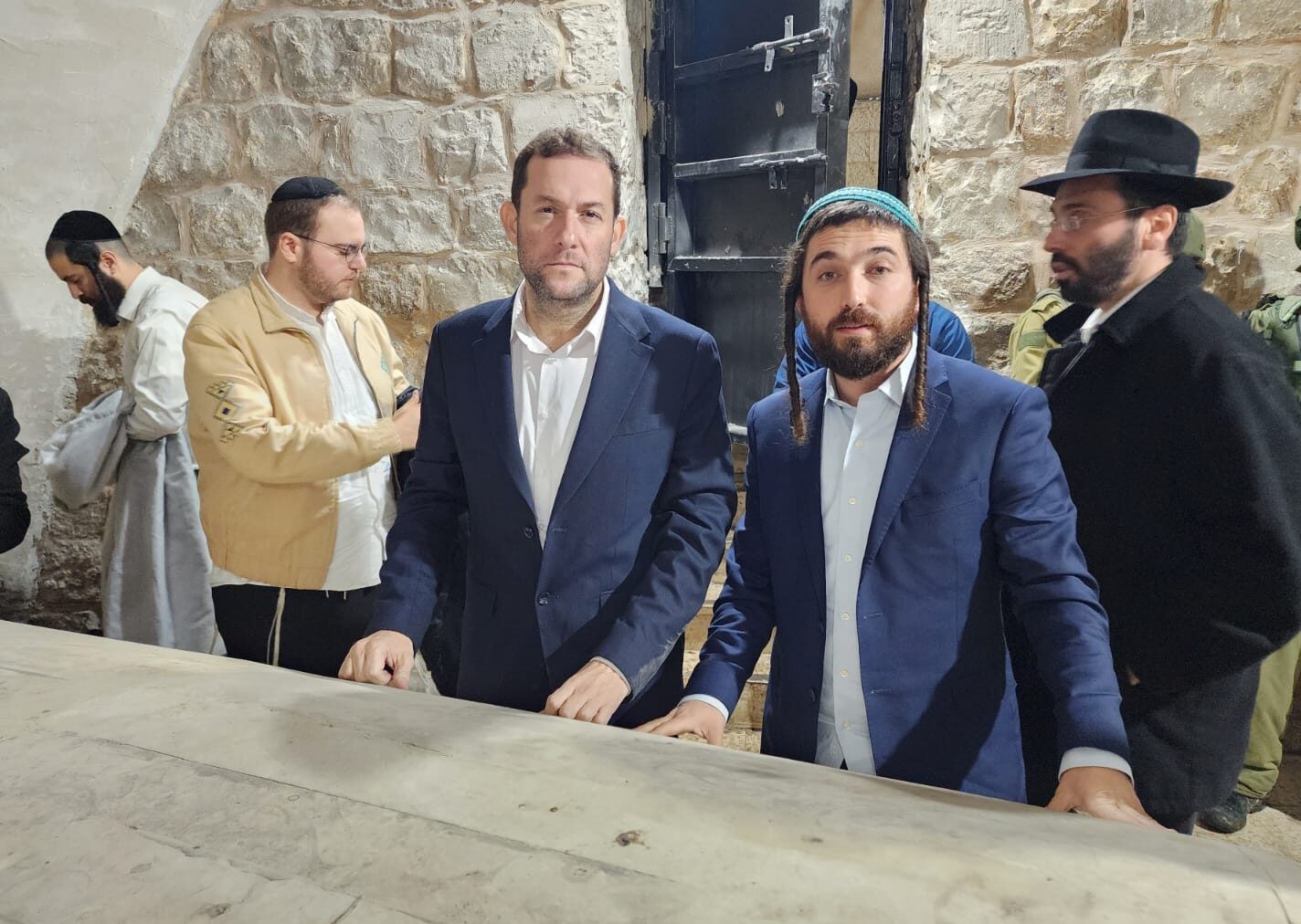 ח"כ סוכות וראש מועצת שומרון בקבר יוסף | צילום: מועצה אזורית שומרון