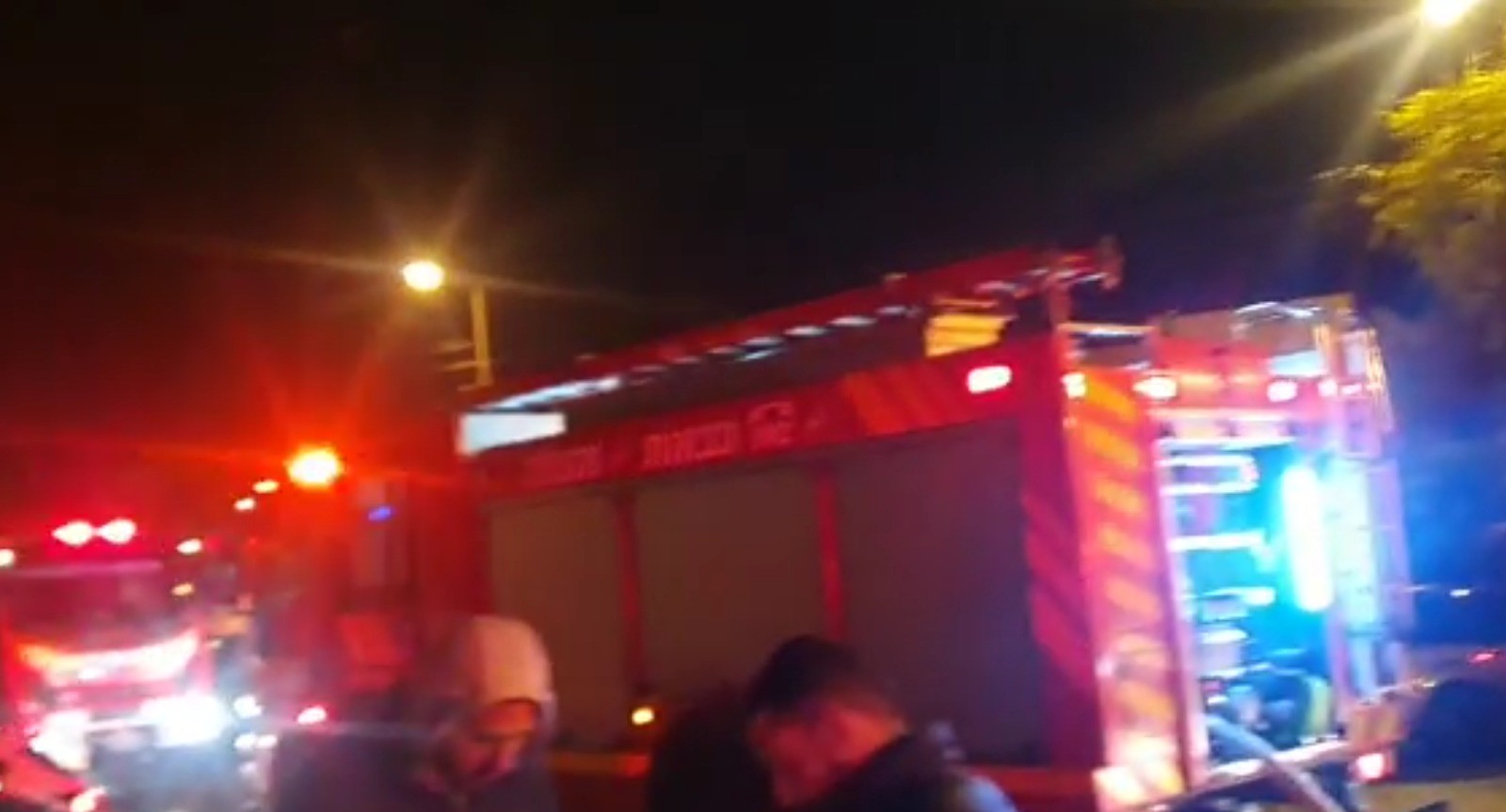 פעוט כבן שנתיים ואישה כבת 30 נפגעו קשה בשריפה בבניין בב"ש