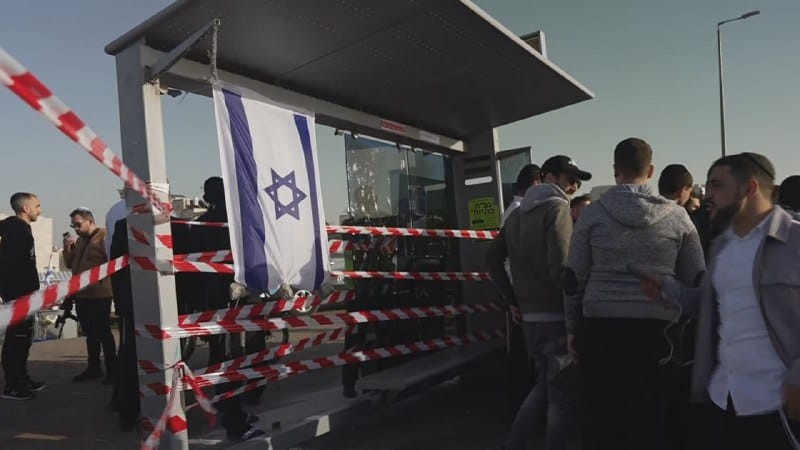 אלו שמקדשים את החיים - ואלו שאת המוות: הצילומים בעקבות הפיגוע בבירה