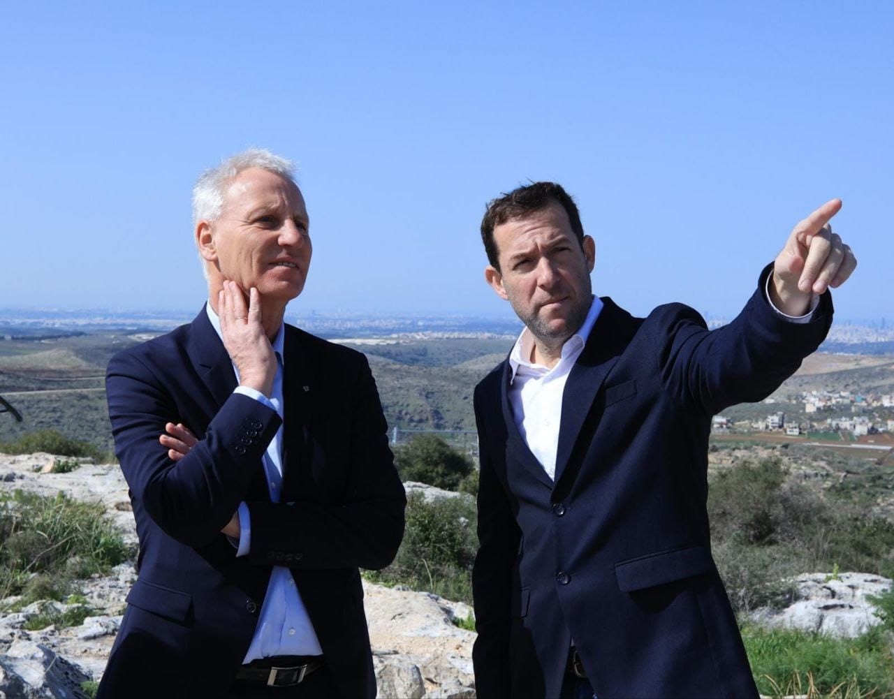 ראש מועצת שומרון, יוסי דגן ושר הדתות של הונגריה, מר מיקלוש שולטס | קרדיט: אליחי מנחם