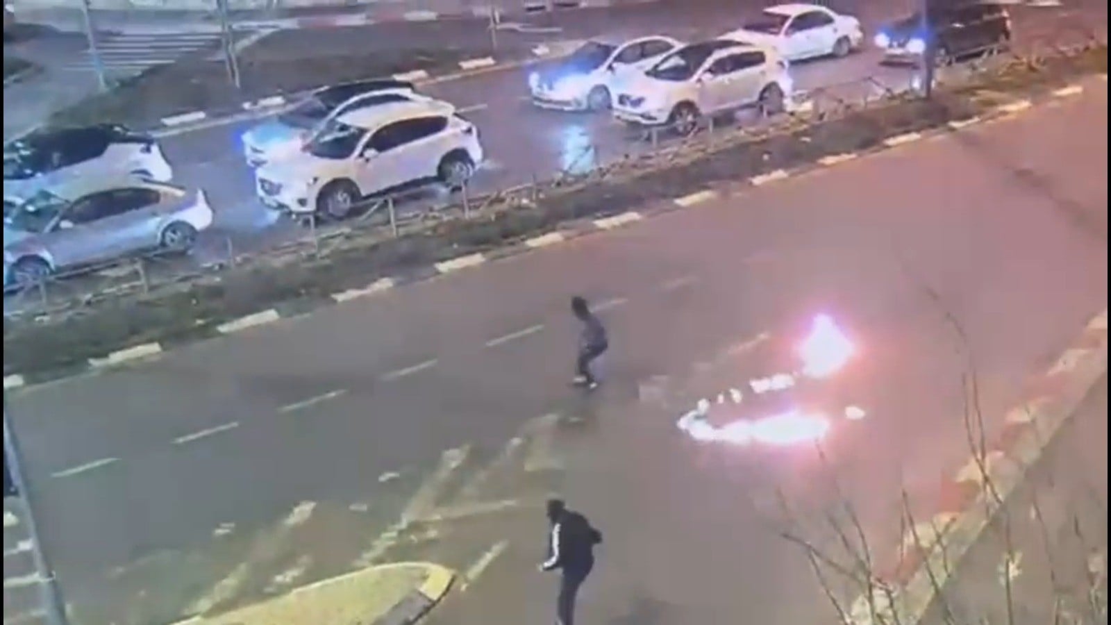 מחבלים משליכים בקת"בים לעבר רכבים בירושלים, ארכיון | צילום: דוברות המשטרה