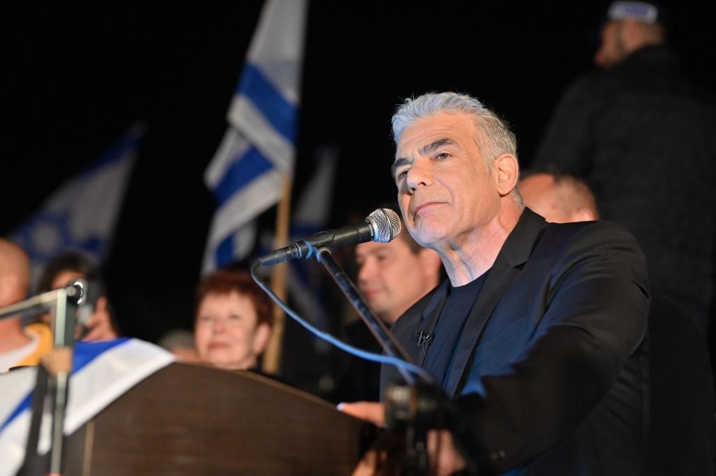 המחאה מסבכת אותו. לפיד בהפגנת השמאל | צילום: אלעד גוטמן, דוברות יש עתיד
