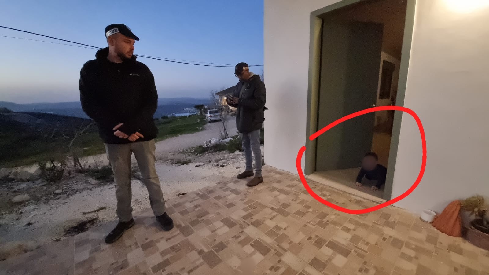 "הילדים התעוררו בבכי": כוחות משטרה פשטו על היישוב יצהר וביצעו מעצרים