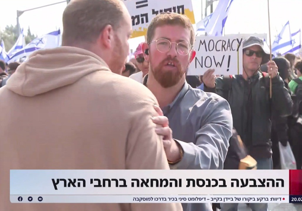 מחאה אלימה: קריאות 'בוגדים' כלפי צוות ערוץ 14 בזמן ההפגנה בירושלים