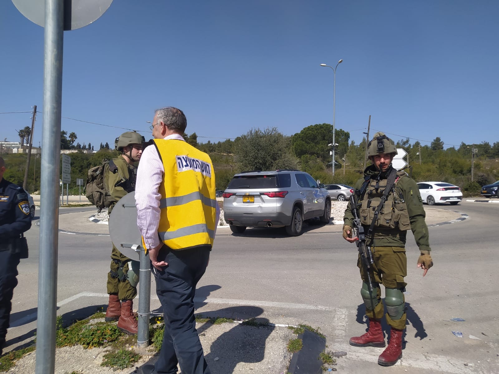 שי אלון ייצא להכוונת התנועה | קרדיט צילום: חופשי
