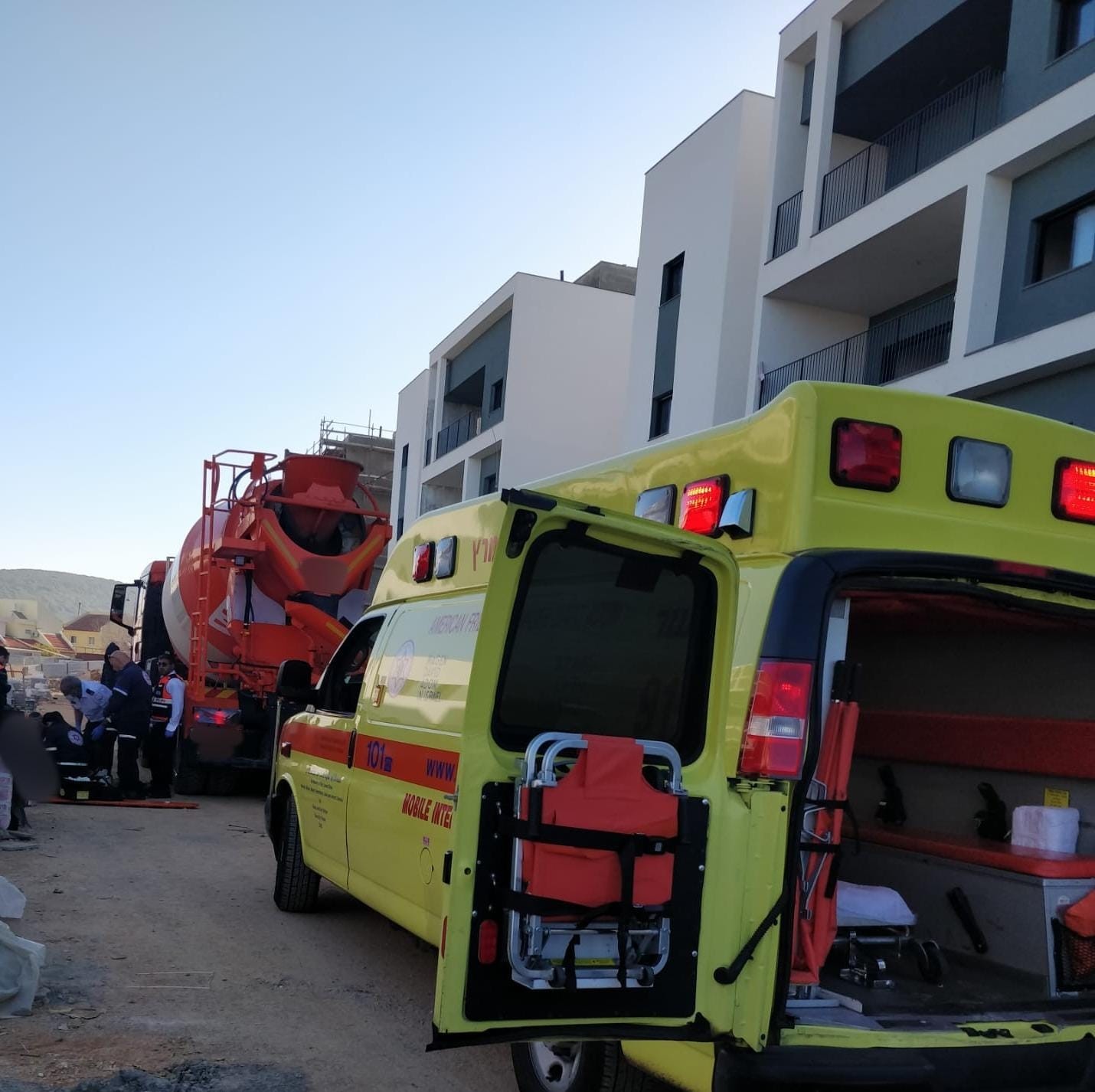 פועל נהרג מפגיעת משאית בטון באתר בנייה במעלות תרשיחא