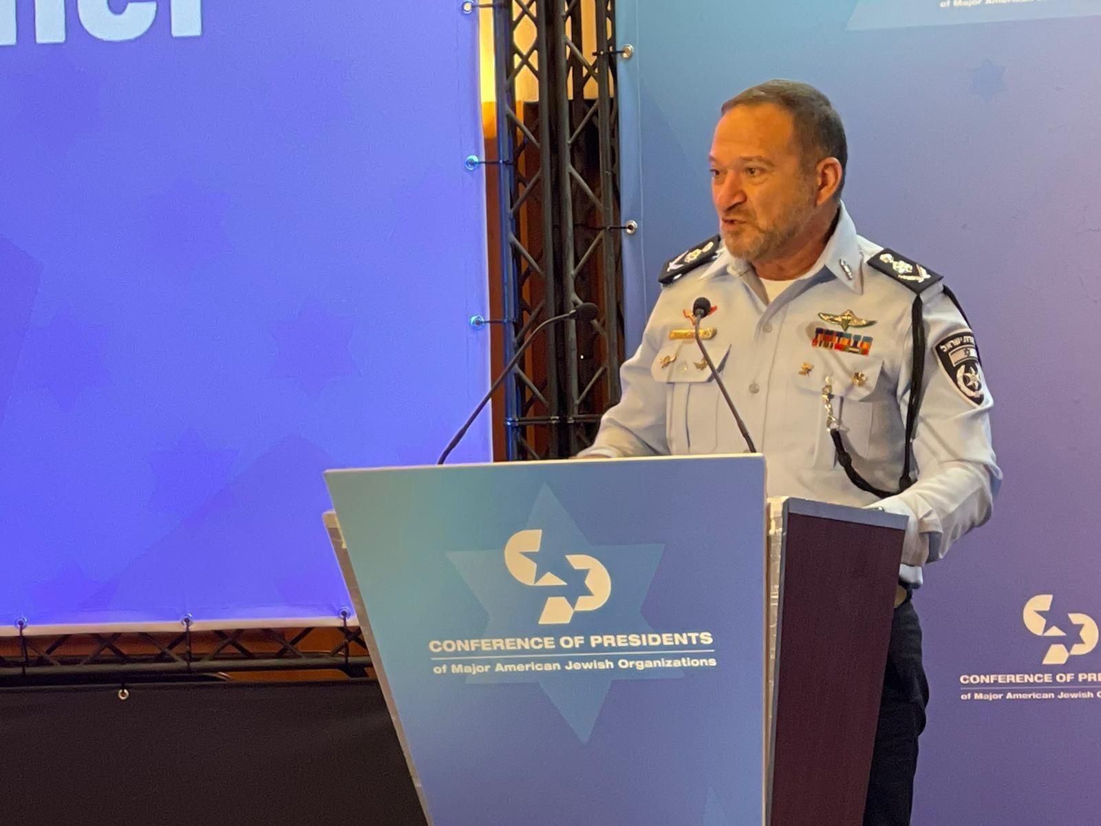מפכ"ל המשטרה בארה"ב: "שוטרינו הופכים למגן אנושי"