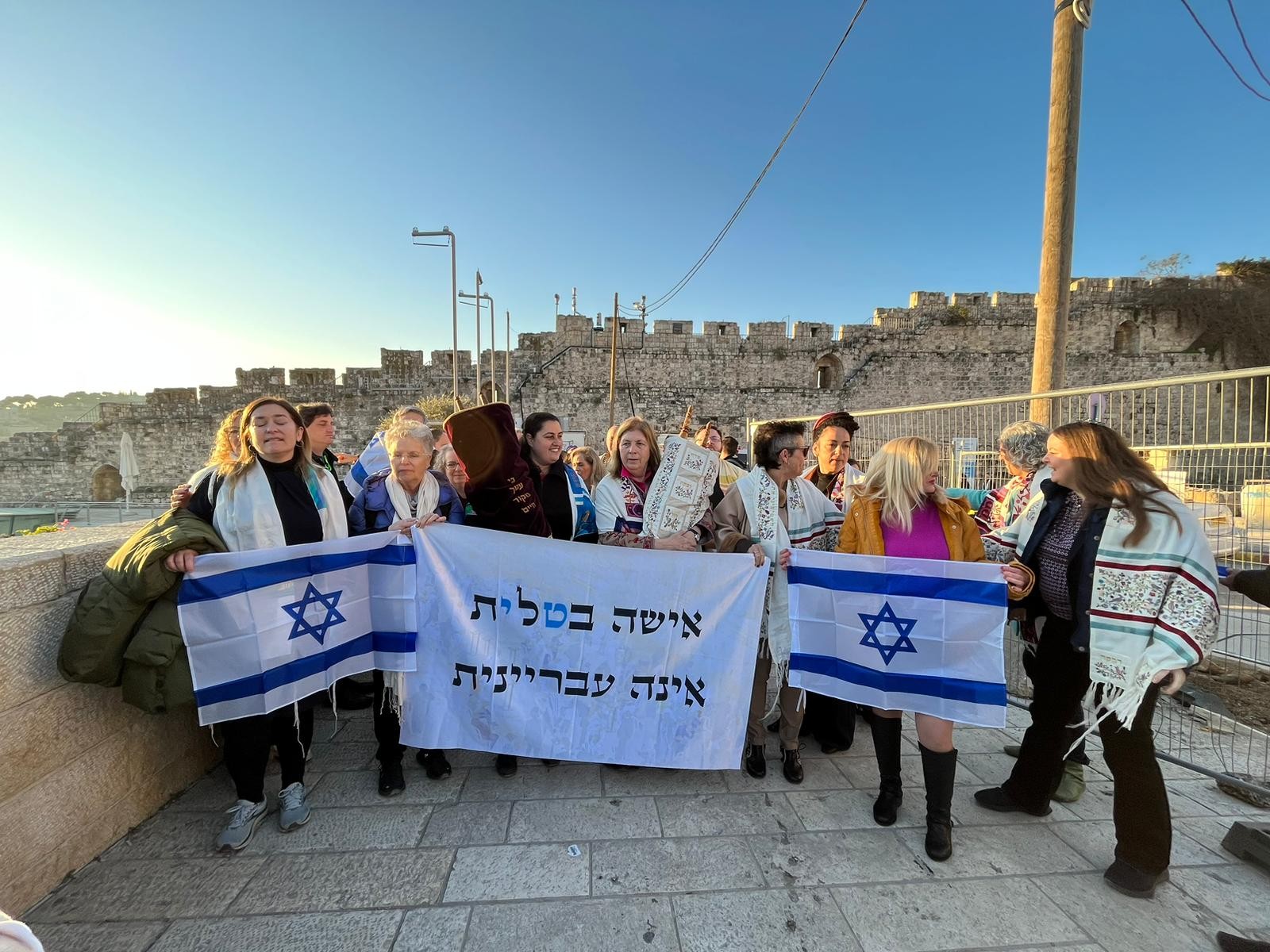 מהומה בכותל: ח"כ קריב ונשות הכותל התפללו עם ספר תורה - ועוררו סערה | צפו