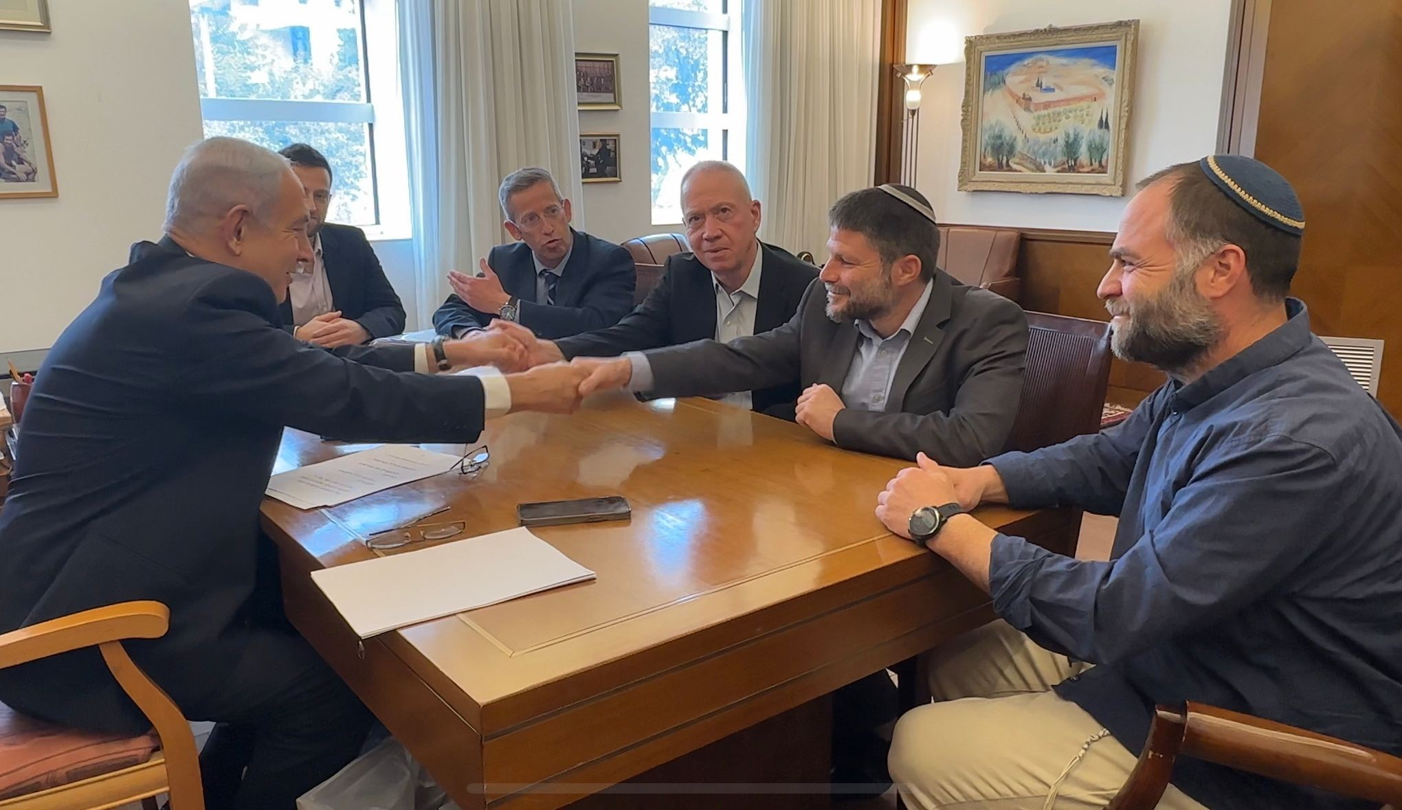 סוף סיפור: נחתם הסכם העברת הסמכויות בין גלנט לסמוטריץ'