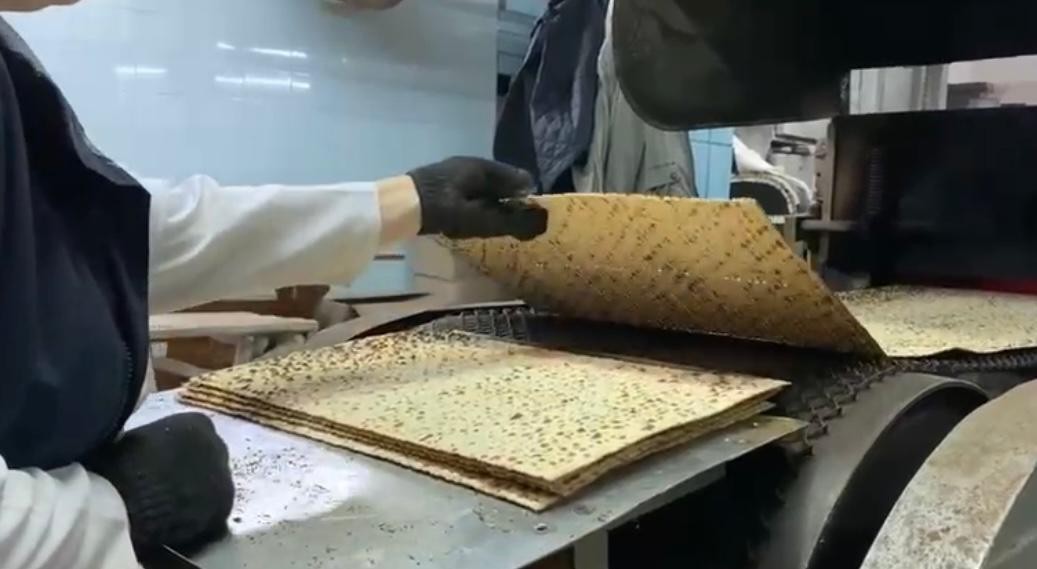 למרות המלחמה: מאפיית המצות באוקראינה עובדת סביב השעון