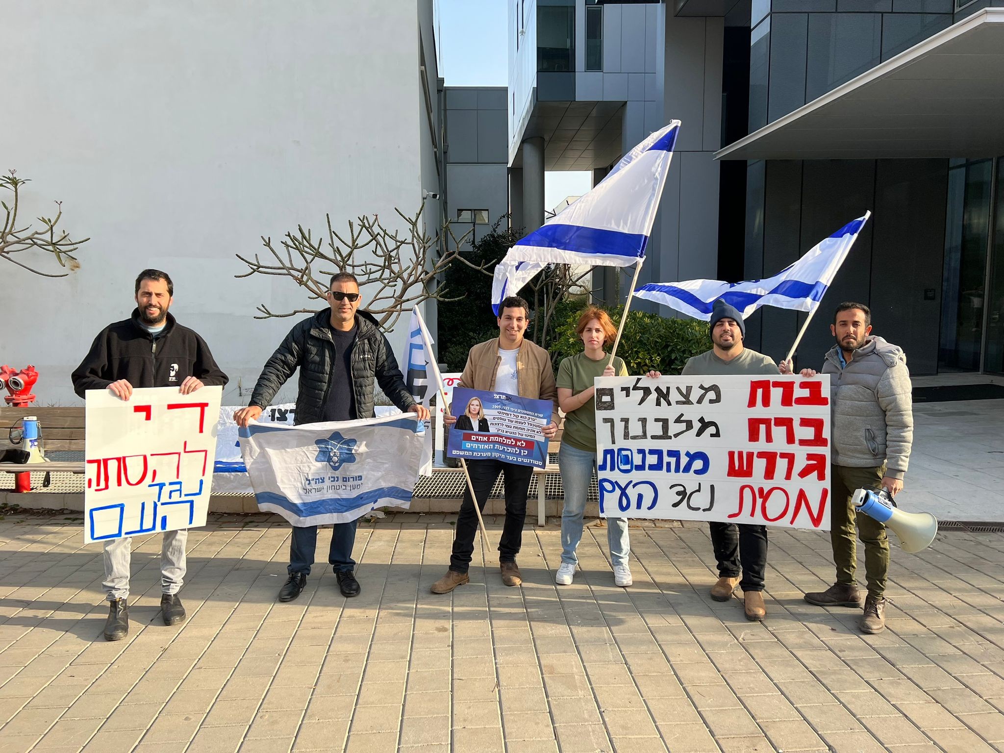 "המשטרה חייבת לעצור אותו": מילואימניקים הפגינו הבוקר מול ביתו של ברק