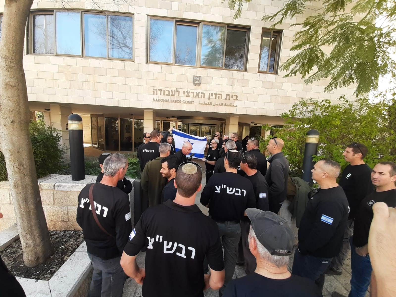 הרבש"צים מאיימים בשביתה: "מתנהגים אלינו כאחרוני העבריינים"