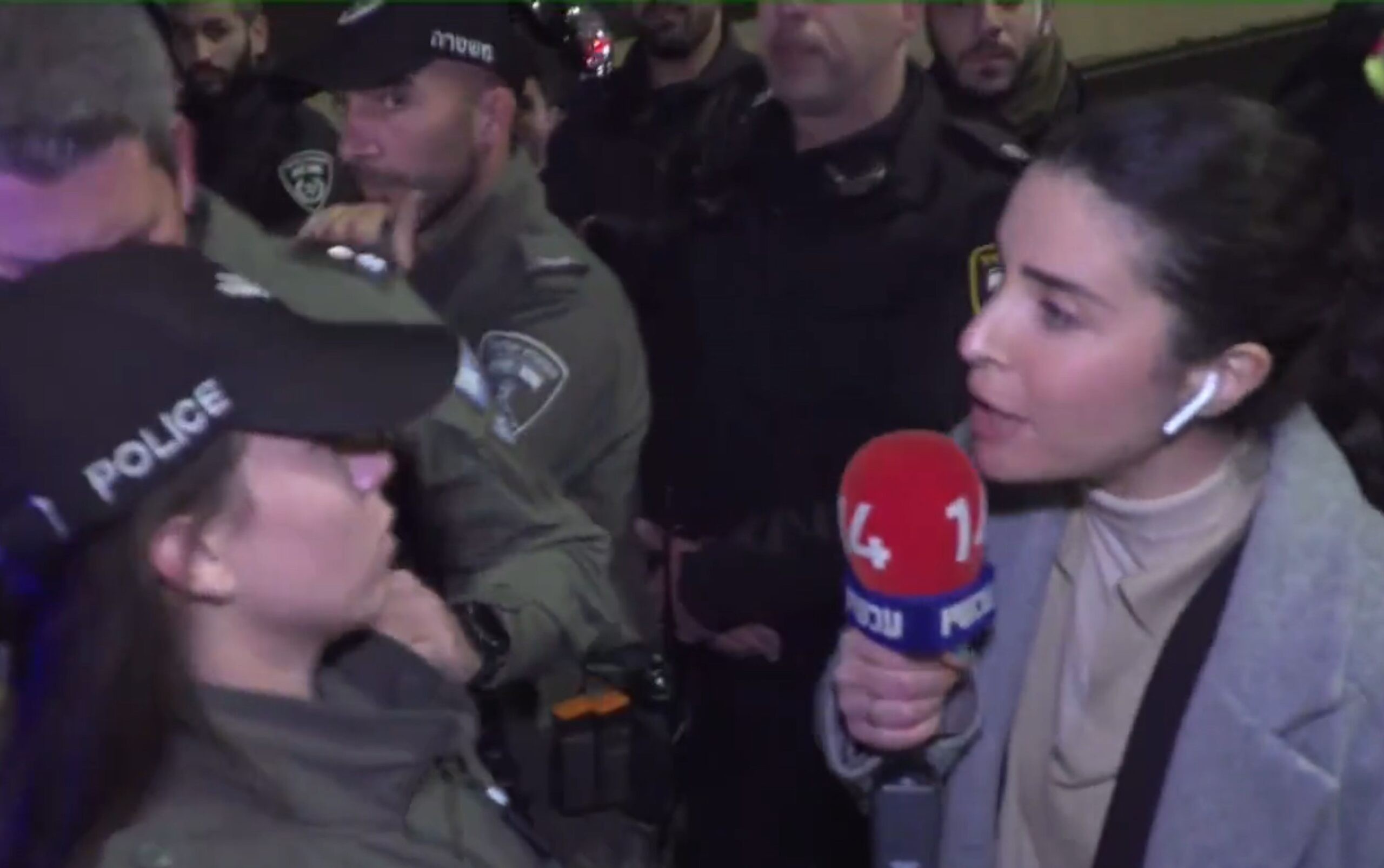 "זה מה שקורה כשאתה עם המיקרופון של ערוץ 14"