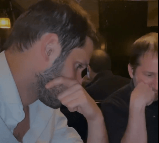 סצנה מסיטקום: כשעומרי כספי נתפס על חם במסעדה | צפו