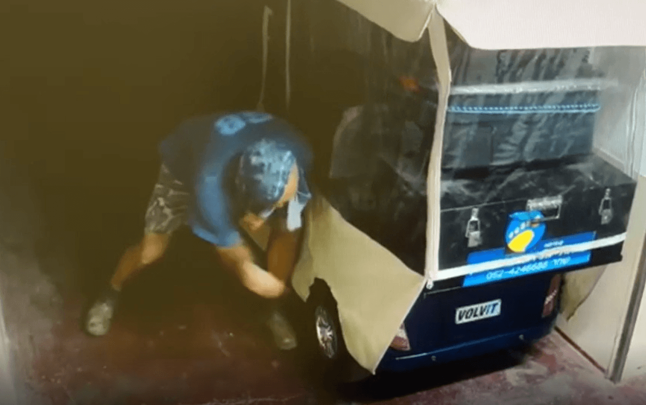 מצויד בסכין: גבר השחית את הקולנועית של שכנו הנכה - בגלל רעש | תיעוד