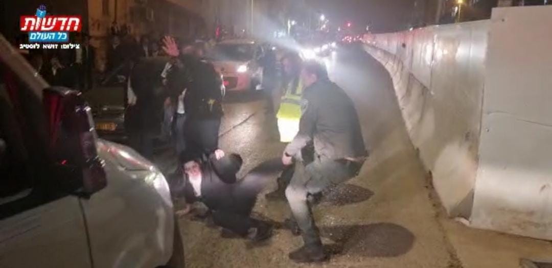 מפגין נגרר על הכביש. צילום: זושא לוסטיג