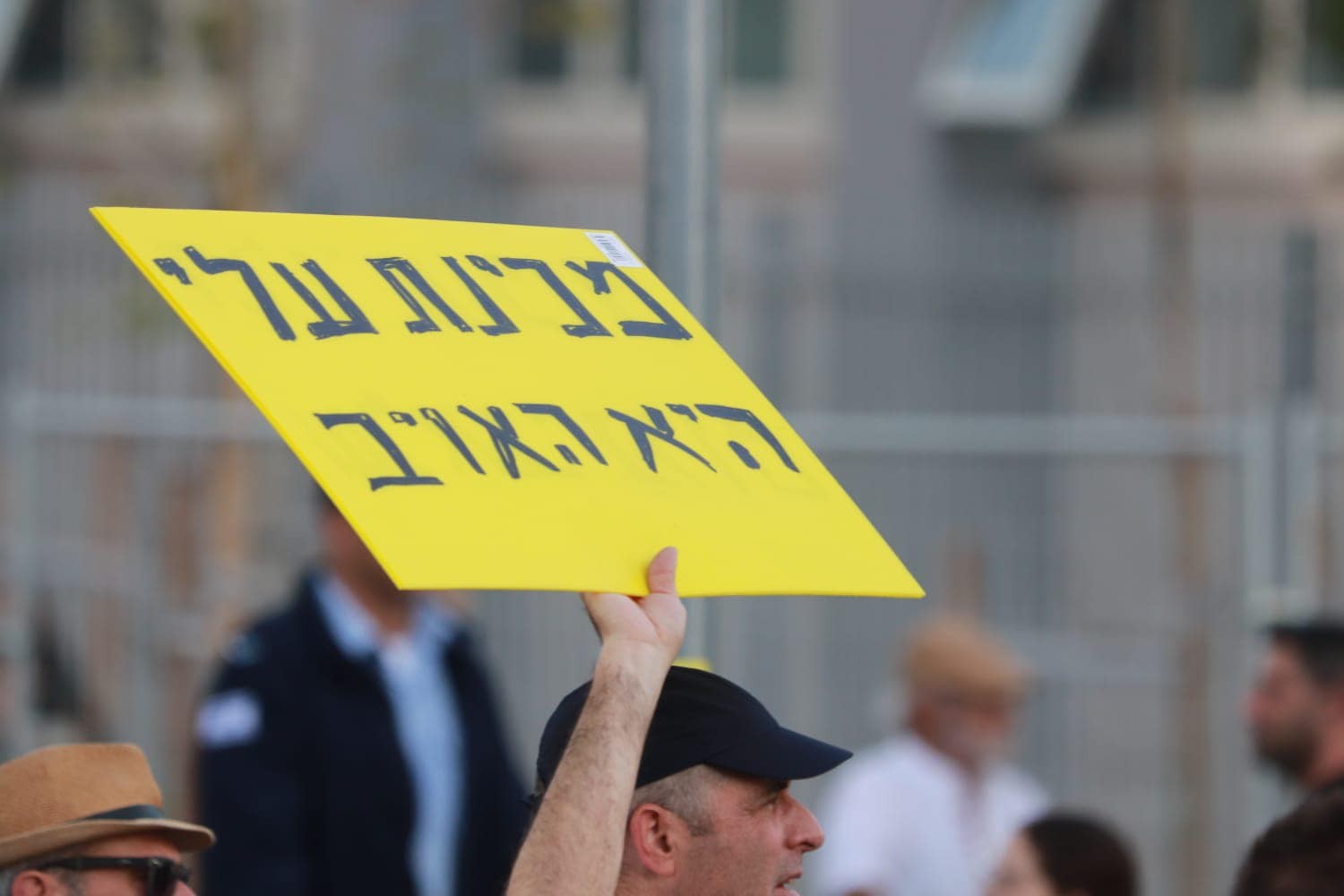 מכירים אותו? מכינת עלי מחפשת את המפגין שנשא שלט שהיא "האויב"