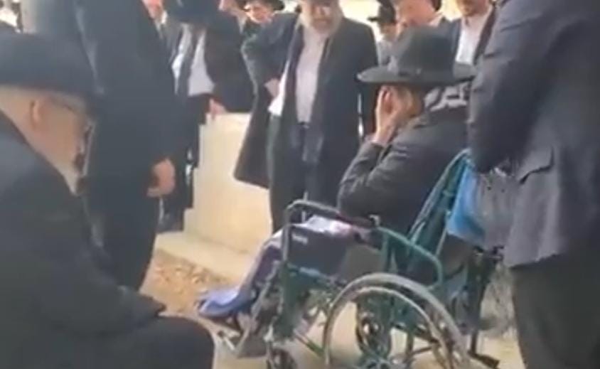 רגע גדול: האב השכול שנפצע קשה בפיגוע בו נהרגו שני ילדיו שוחרר לביתו