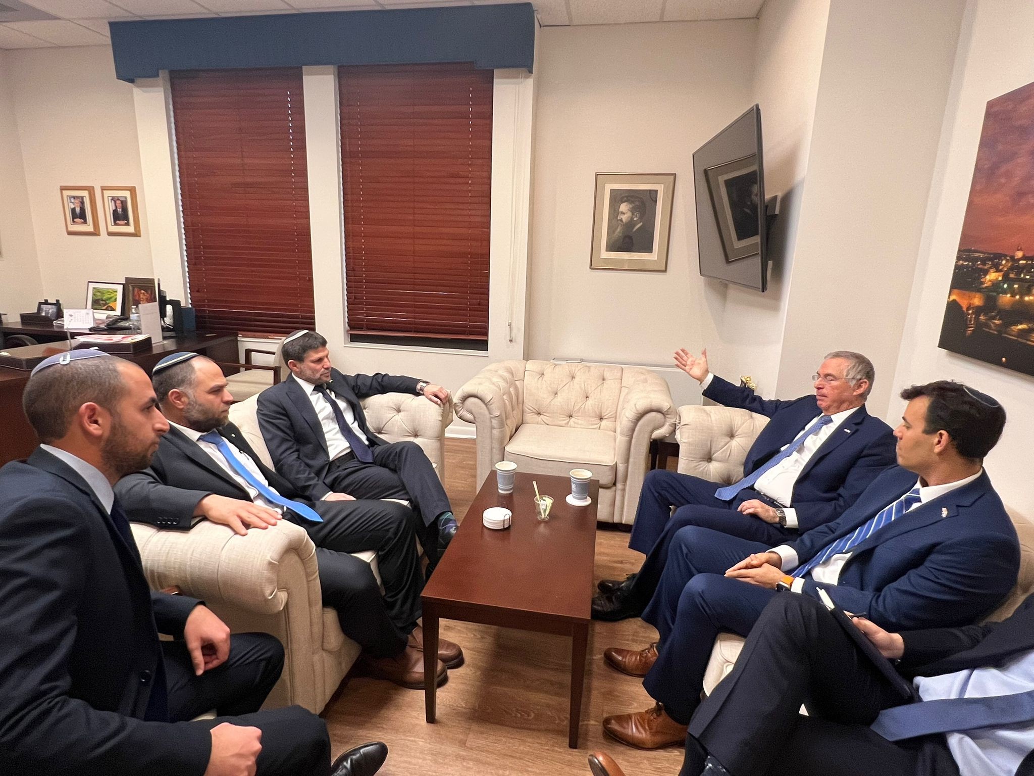 "אנחנו בצומת דרכים קריטי": השר סמוטריץ' נפגש עם שגריר ישראל בארה"ב
