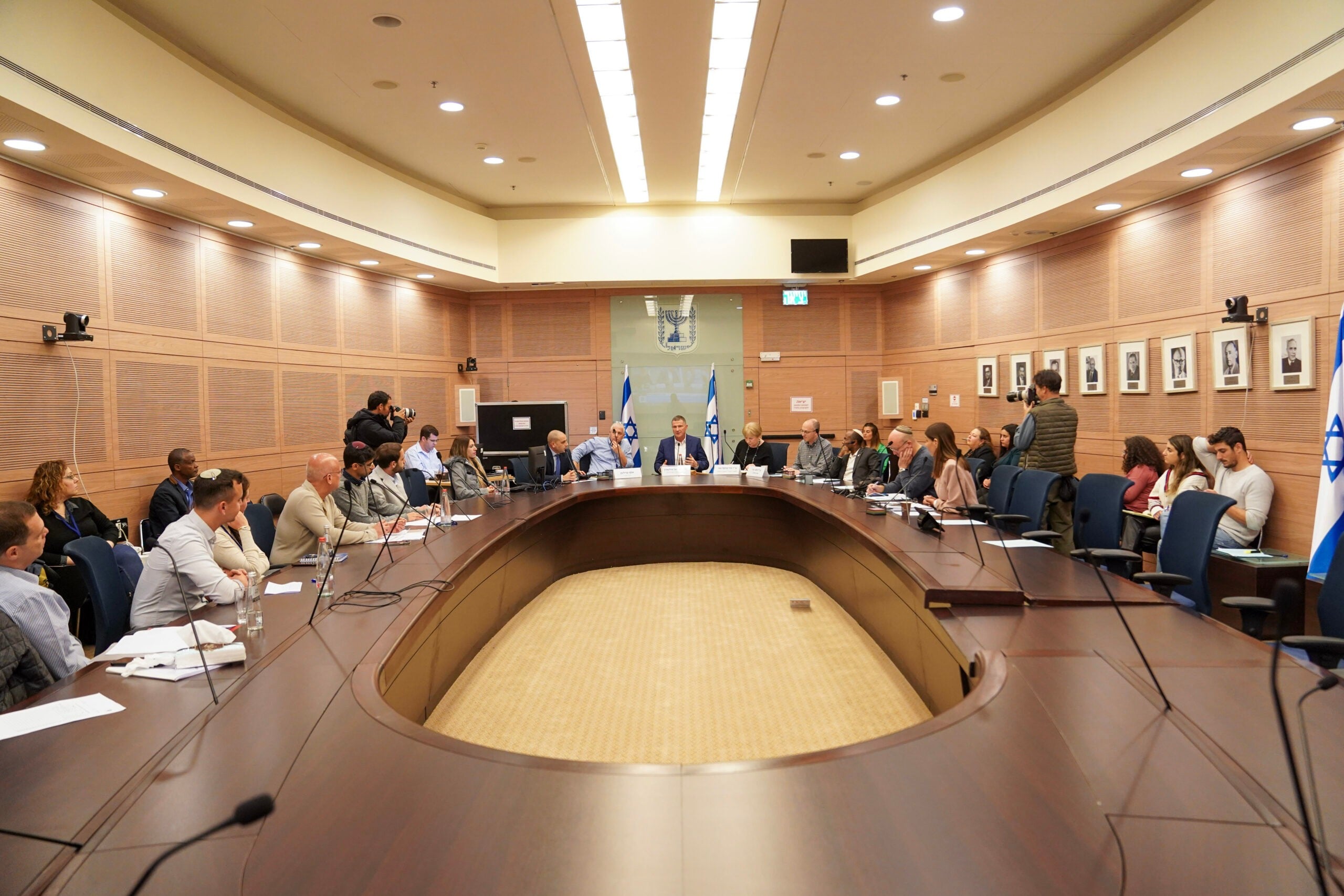 "לטשו עיניים לתפקיד שלי": גלנט עקץ את הנוכחים בדיון חסוי בקריה