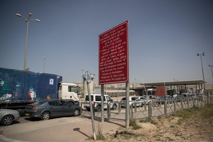 מהפרצה בגדר ועד תל אביב: הוארך מעצרו של שב"ח בחשד שתקף קשיש