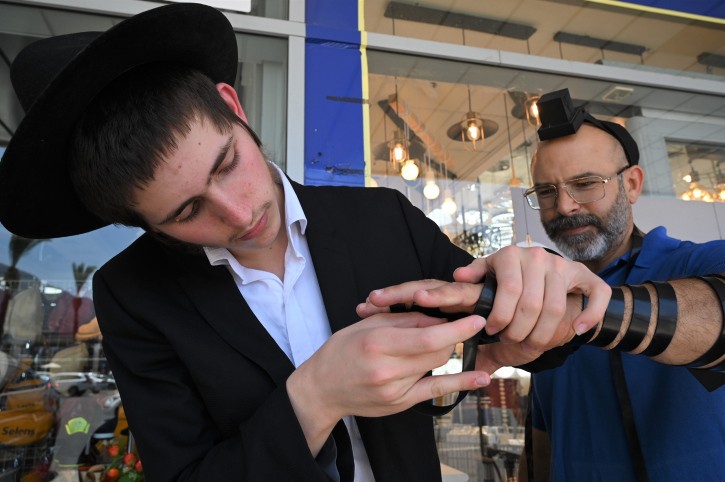 מרתיח: תלמיד תיכון ברמת גן ננזף והושעה לאחר שהניח תפילין