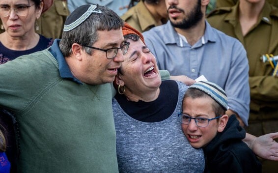 משפחת יניב בלווית הלל ויגל הי"ד | צילום: יונתן זינדל, פלאש 90